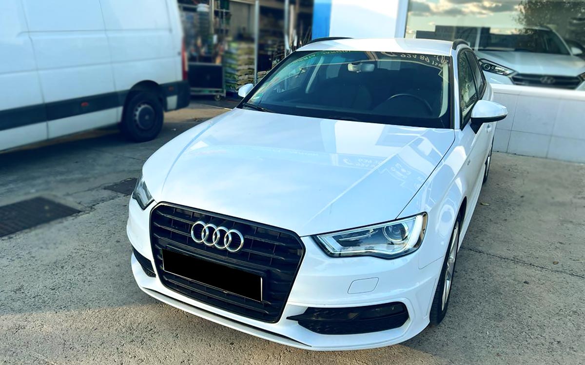 Turismo modelo Audi A3 2.0 TDI S Tronic en color blanco.