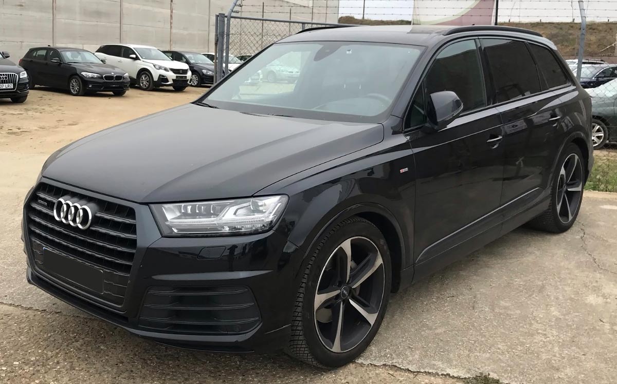 Turismo de color negro de la marca Audi Q7 3.0 TDI S Line.