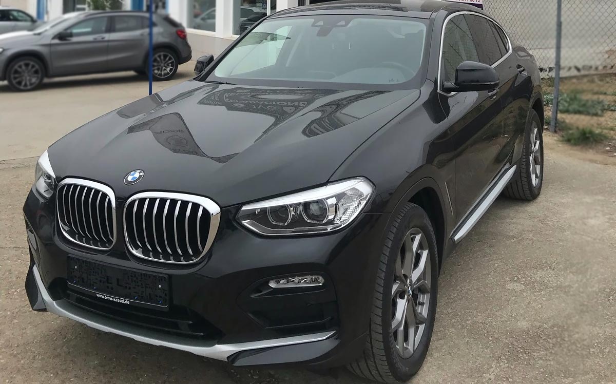 Vista delantera del BMW X4 xDrive 20d color negro.