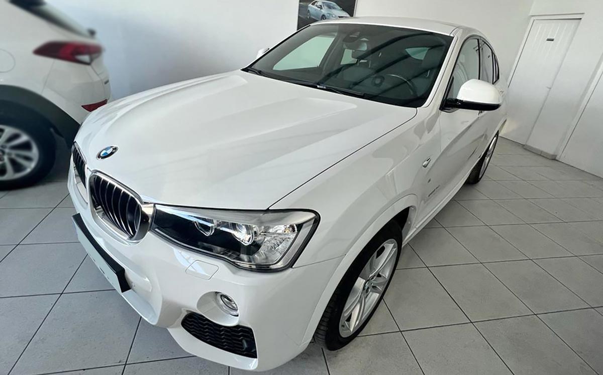 Turismo blanco modelo BMW X4 xDrive 2.0d Paquete M