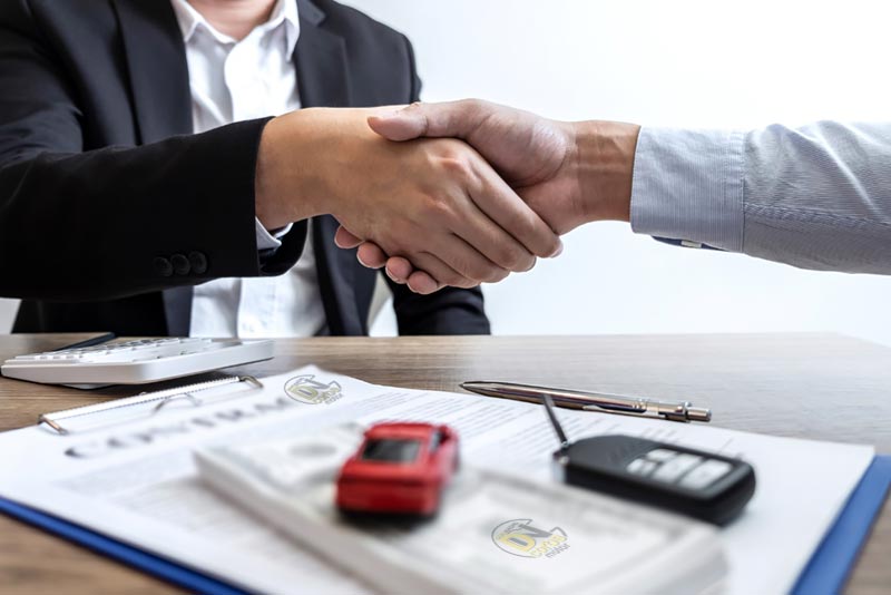 Dos hombres dándose un apretón de manos para cerrar un acuerdo.
