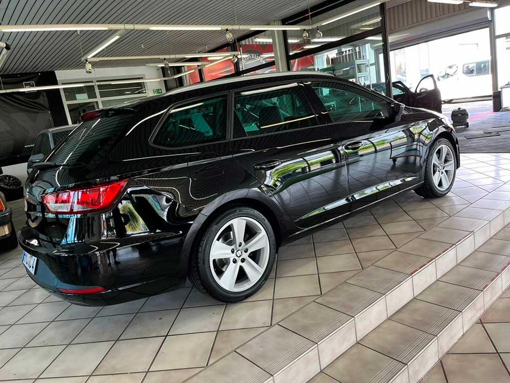 Vista lateral del Seat Leon 2.0 TDI ST FR DSG